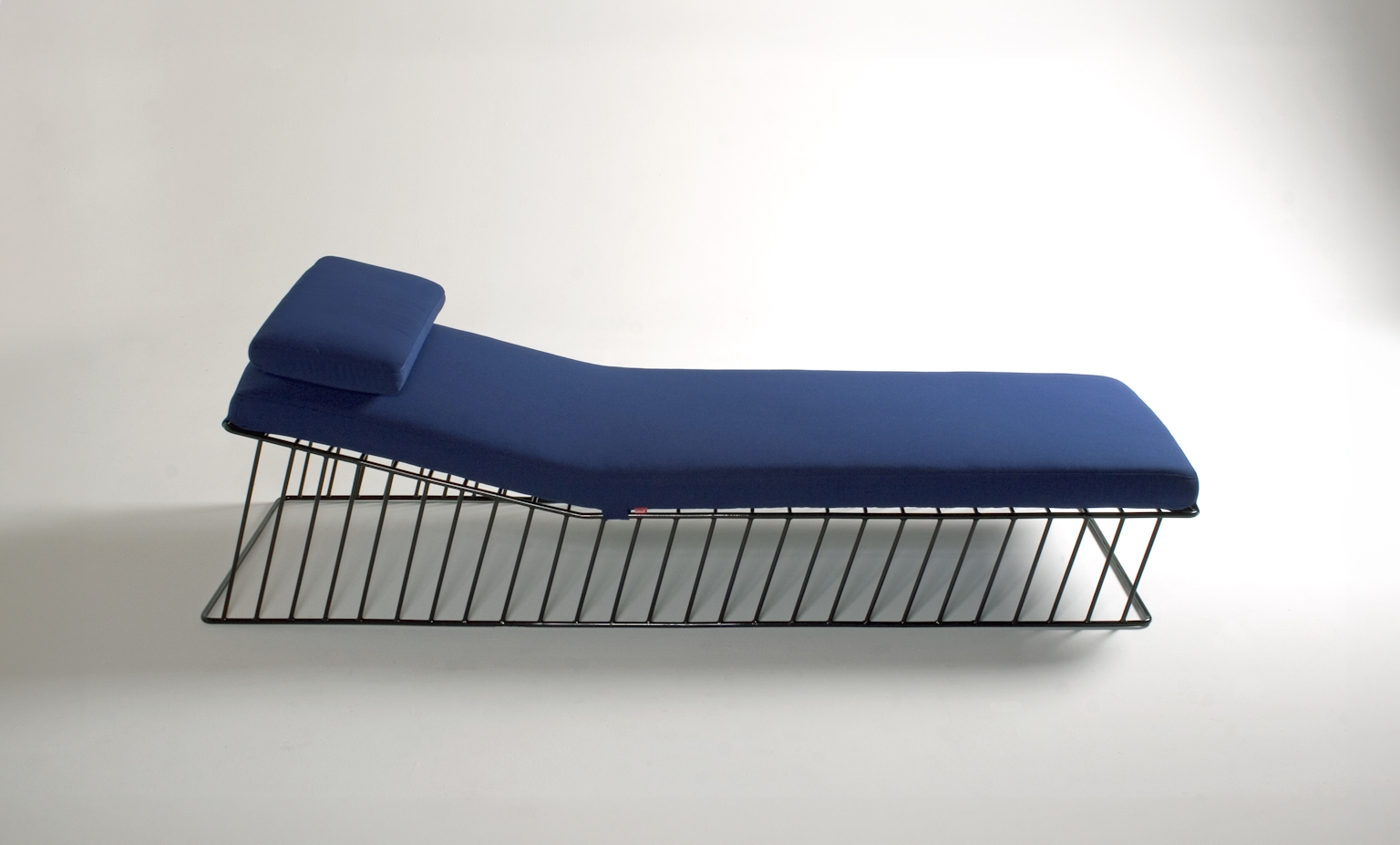 Wired Italic Chaise (Outdoor)